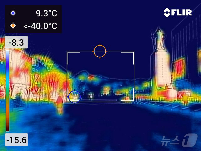 (서울=뉴스1) 김진환 기자 = 절기상 대한(大寒)인 20일 오전 서울 광화문광장이 한산한 모습을 보이고 있다. 열화상카메라는 온도가 높을수록 붉은색으로 나타나며 상대적으로 온도가 …
