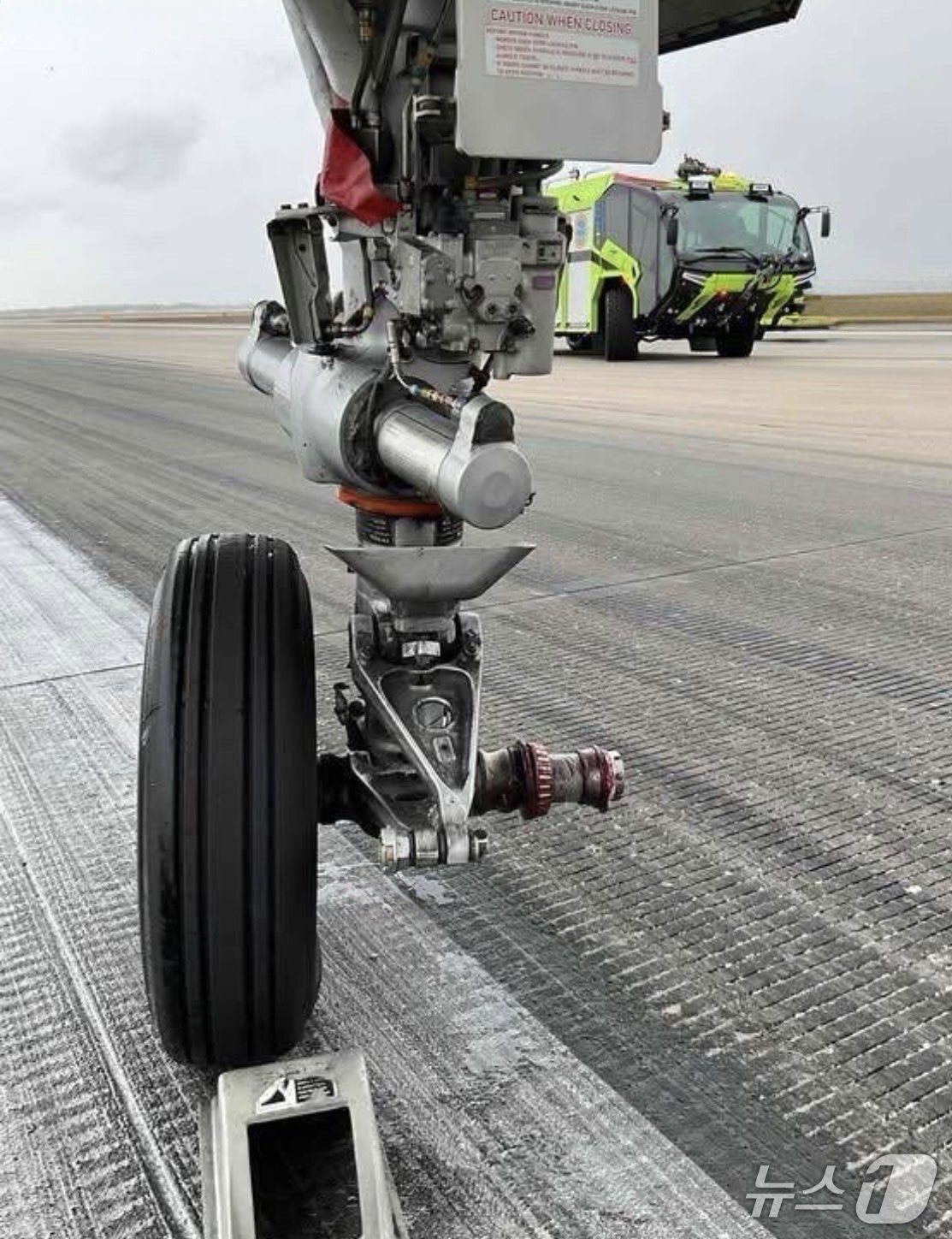 본문 이미지 - 사고 직후 앞바퀴가 떨어져 나간 모습 (출처=소셜미디어 엑스(X))