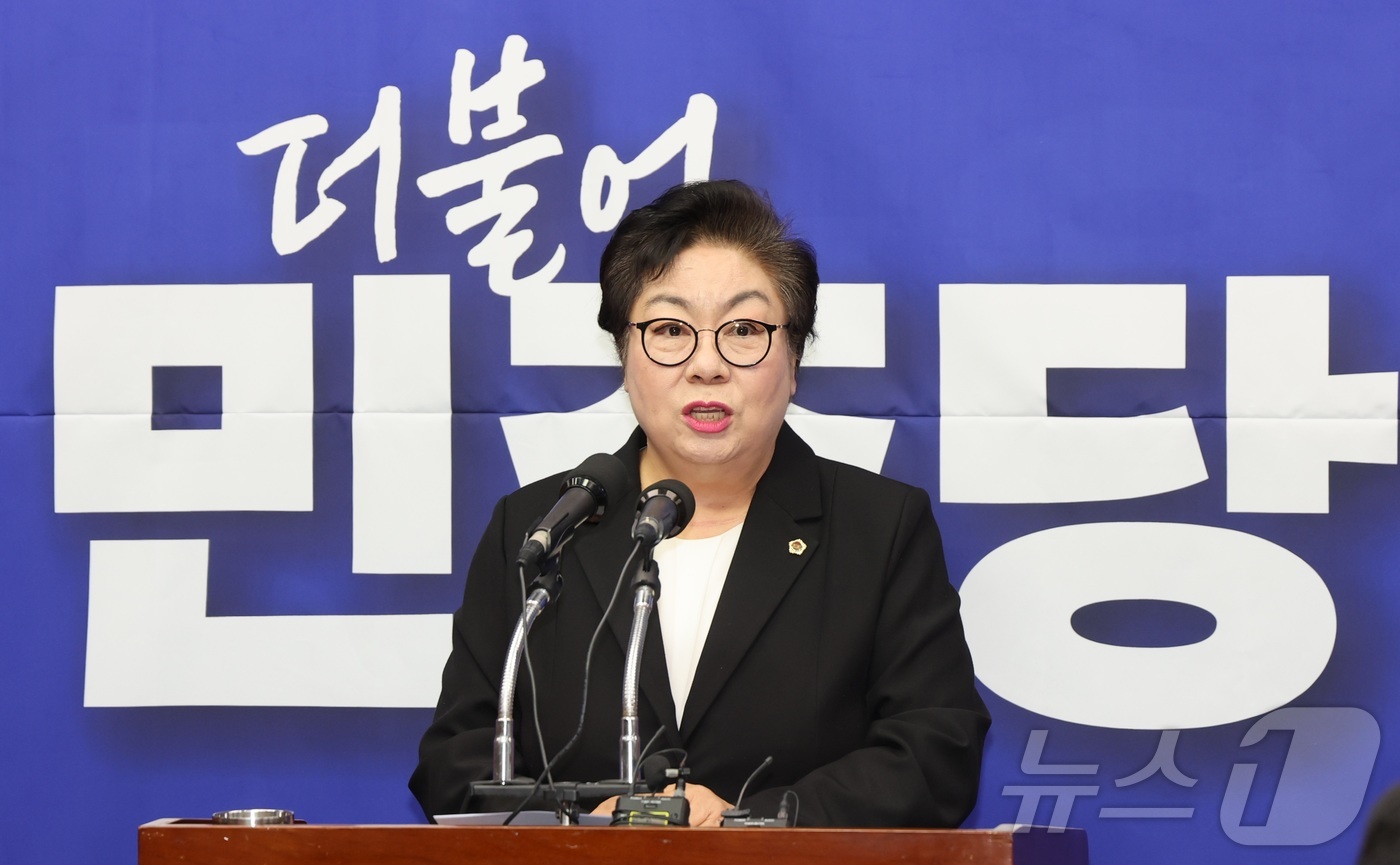(전주=뉴스1) 유경석 기자 = 박정희 전북도의원이 20일 전북 전주시 전북특별자치도의회에서 기자회견을 열고 군산·김제·부안 행정통합을 제안하고 있다. 2026.1.20/뉴스1