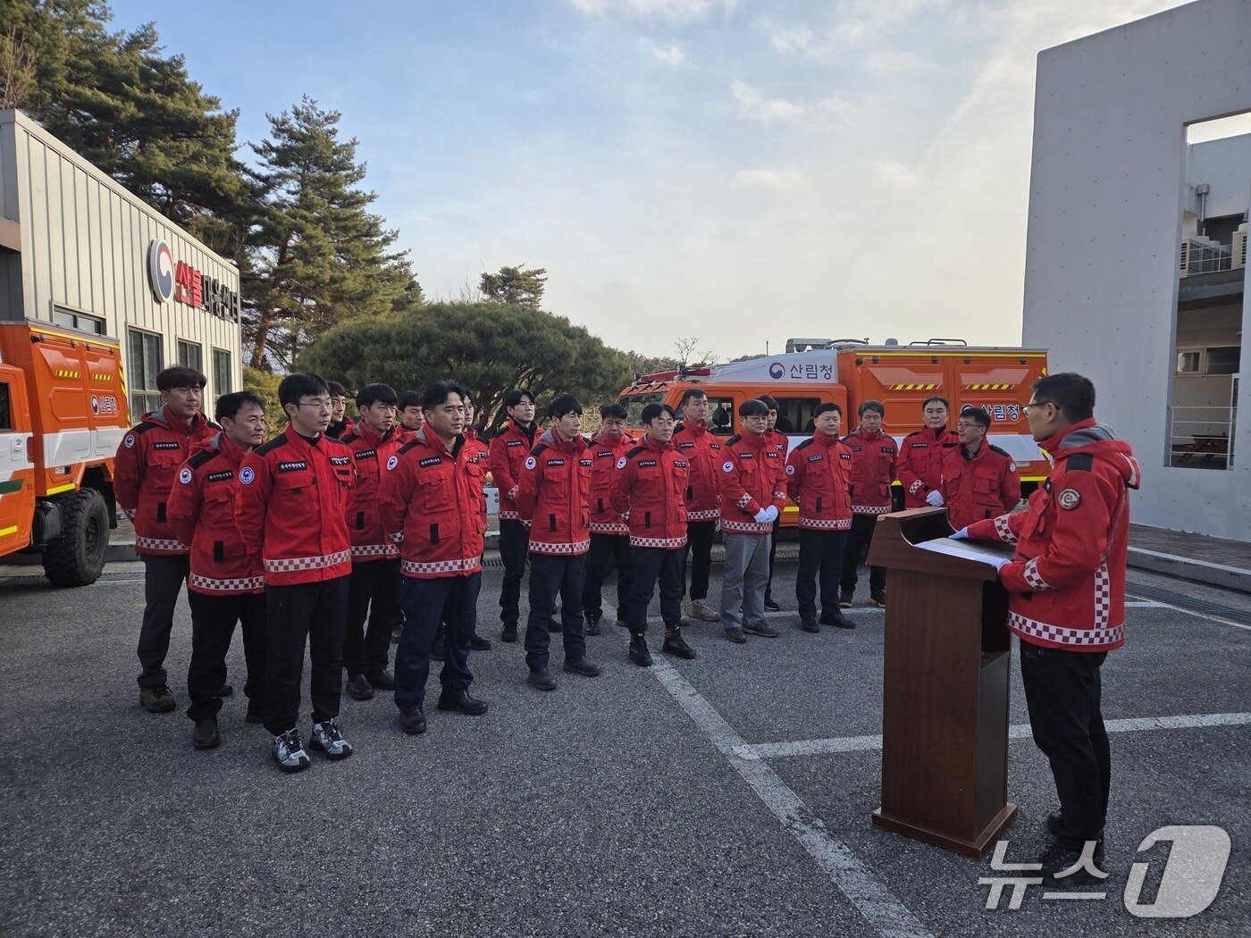 본문 이미지 - 최수천 동부지방산림청장이 20일 산불방지대택본부 현판식에서 산불재난특수진화대에게 당부의 말을 전하고 있다.(동부산림청 제공, 재판매 및 DB 금지) 2026.1.20/뉴스1
