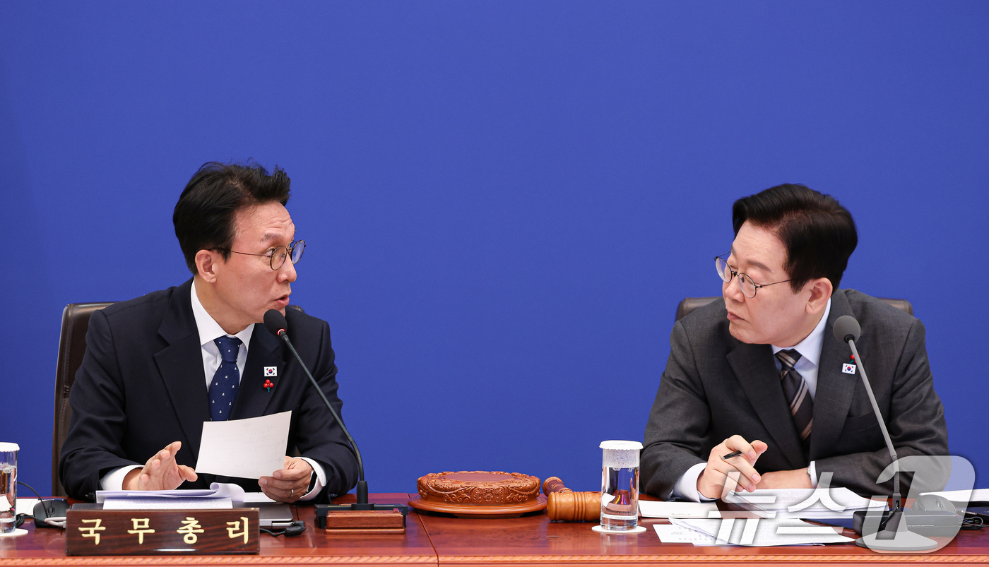 (서울=뉴스1) 허경 기자 = 이재명 대통령과 김민석 국무총리가 20일 청와대에서 열린 국무회의에서 논의를 하고 있다. 2026.1.20/뉴스1