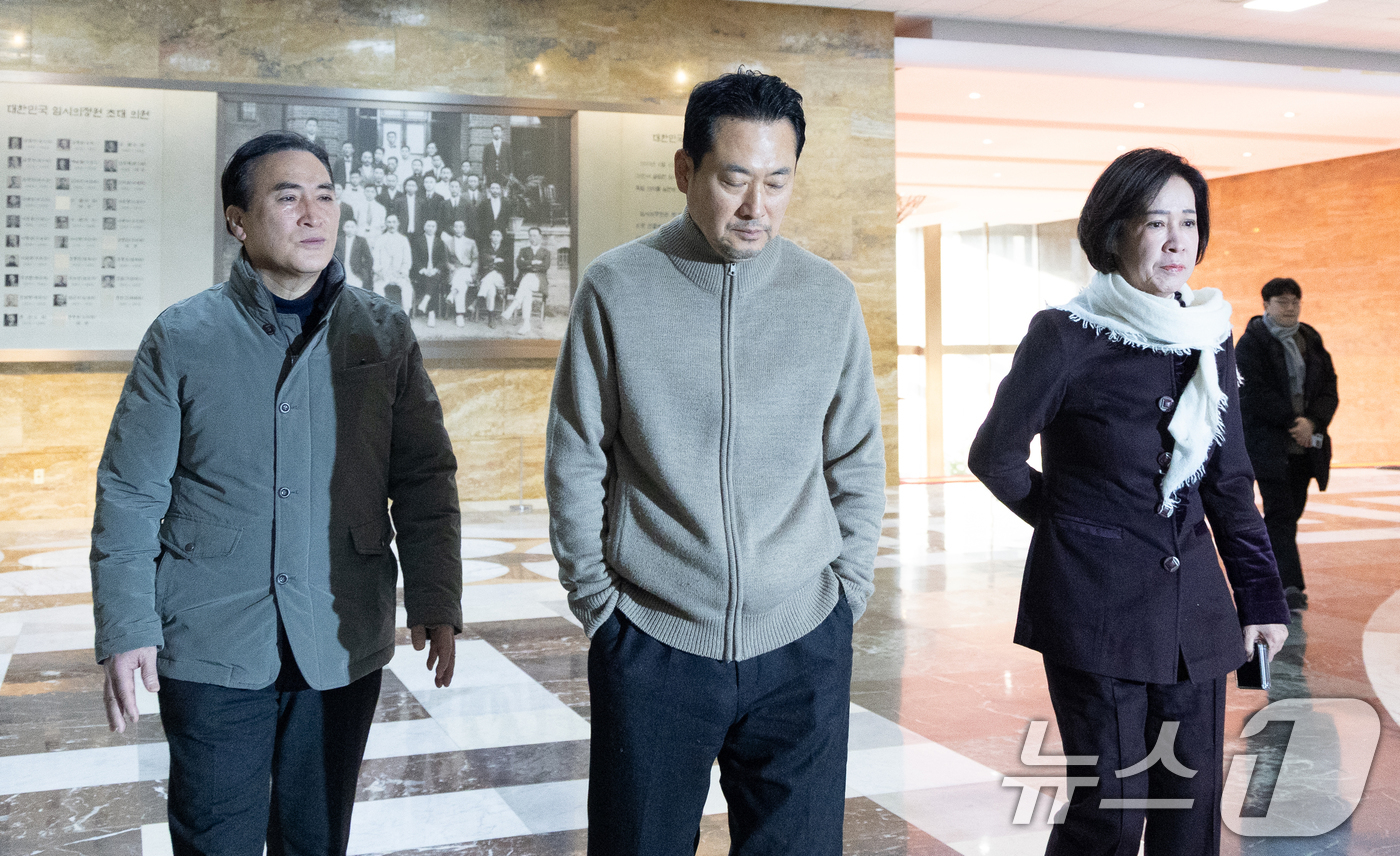 (서울=뉴스1) 이승배 기자 = 더불어민주당의 통일교 및 공천뇌물 특검 수용을 촉구하며 6일째 단식을 이어가고 있는 장동혁 국민의힘 대표가 20일 서울 여의도 국회 로텐더홀을 거닐 …