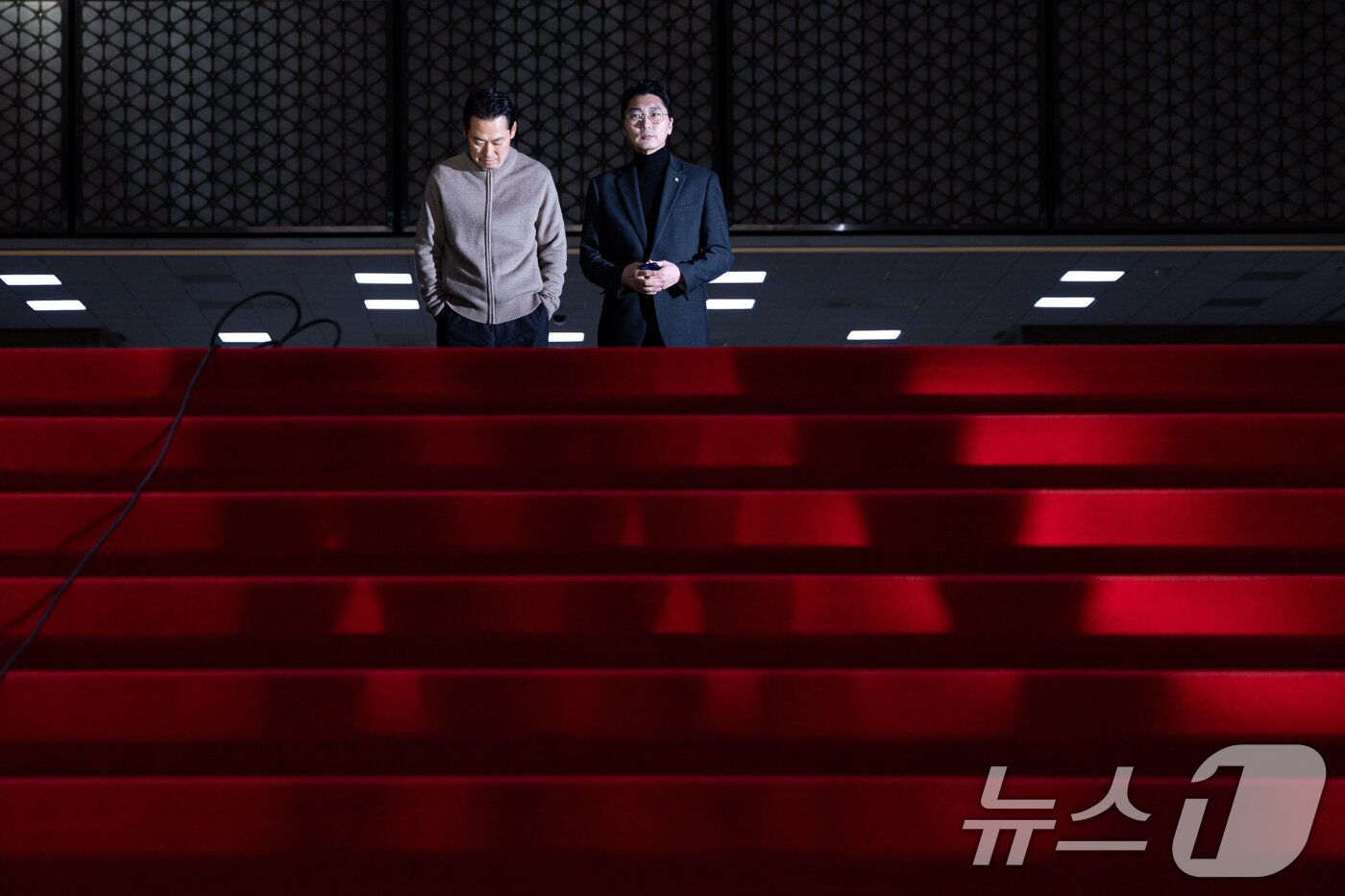 본문 이미지 - 더불어민주당의 통일교 및 공천뇌물 특검 수용을 촉구하며 6일째 단식을 이어가고 있는 장동혁 국민의힘 대표가 20일 서울 여의도 국회 로텐더홀을 거닐고 있다. 2026.1.20/뉴스1 ⓒ News1 이승배 기자