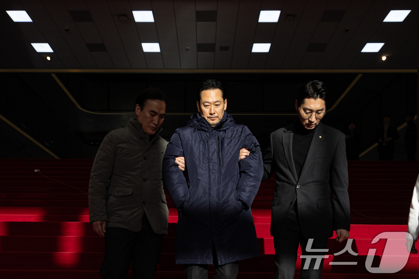 (서울=뉴스1) 이승배 기자 = 더불어민주당의 통일교 및 공천뇌물 특검 수용을 촉구하며 6일째 단식을 이어가고 있는 장동혁 국민의힘 대표가 20일 서울 여의도 국회 본관을 나서고 …