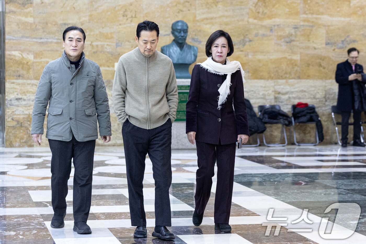 본문 이미지 - 더불어민주당의 통일교 및 공천뇌물 특검 수용을 촉구하며 6일째 단식을 이어가고 있는 장동혁 국민의힘 대표가 20일 서울 여의도 국회 로텐더홀을 거닐고 있다. 2026.1.20/뉴스1 ⓒ News1 이승배 기자