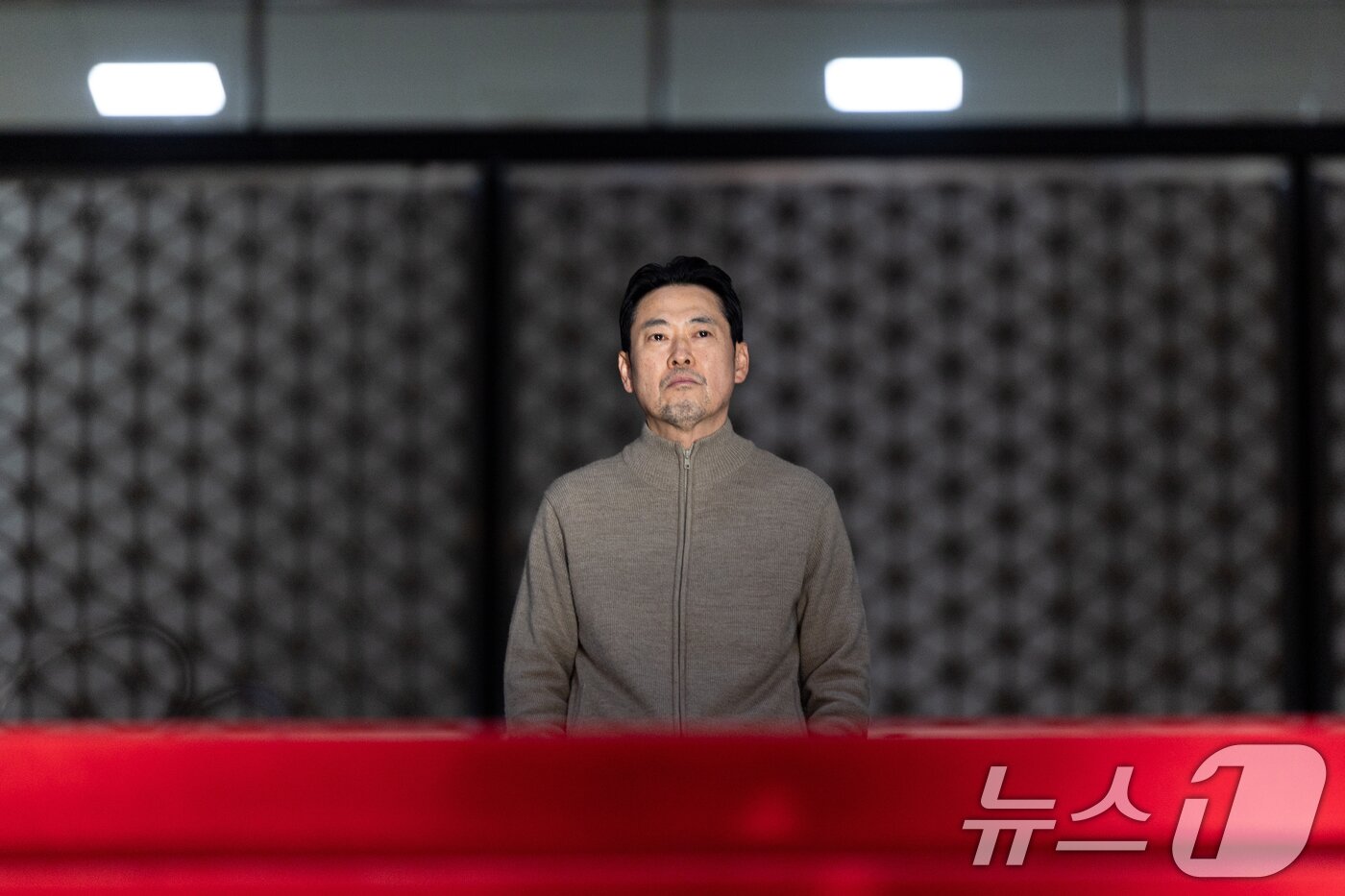 본문 이미지 - 더불어민주당의 통일교 및 공천뇌물 특검 수용을 촉구하며 6일째 단식을 이어가고 있는 장동혁 국민의힘 대표가 20일 서울 여의도 국회 로텐더홀에서 창문을 바라보고 있다. 2026.1.20/뉴스1 ⓒ News1 이승배 기자