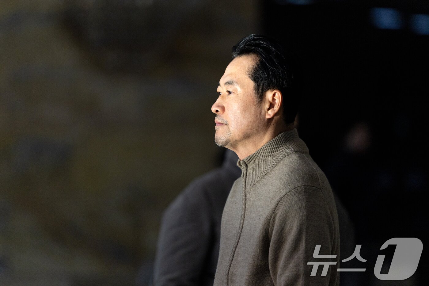 본문 이미지 - 더불어민주당의 통일교 및 공천뇌물 특검 수용을 촉구하며 6일째 단식을 이어가고 있는 장동혁 국민의힘 대표가 20일 서울 여의도 국회 로텐더홀에서 창을 통해 밖을 바라보고 있다. 2026.1.20 ⓒ 뉴스1 이승배 기자