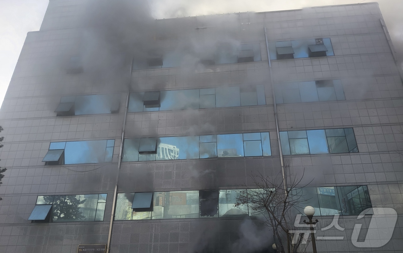 (부천=뉴스1) 김기현 기자 = 20일 오전 8시 57분 경기 부천시 원미구 중동 KB국민은행 신중동역종합금융센터에서 불이 나 연기가 피어오르고 있다. (경기도소방재난본부 제공. …