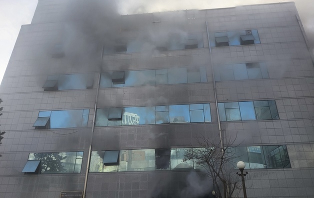 부천 중동 KB국민은행 건물서 피어오르는 연기