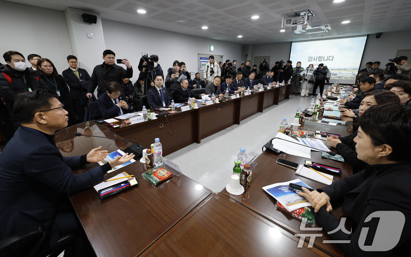 (무안=뉴스1) 김태성 기자 = 12·29 여객기 참사 진상규명을 위한 국정조사 특별위원회(위원장 이양수) 현장조사단이 20일 전남 무안공항 대회의실에서 현장조사 브리핑을 진행하고 …