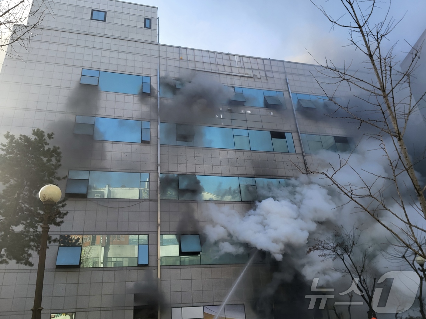(부천=뉴스1) 김기현 기자 = 20일 오전 8시 57분 경기 부천시 원미구 중동 KB국민은행 신중동역종합금융센터에서 불이 나 소방 당국이 대응 1단계를 발령하고 진화 작업을 벌이 …