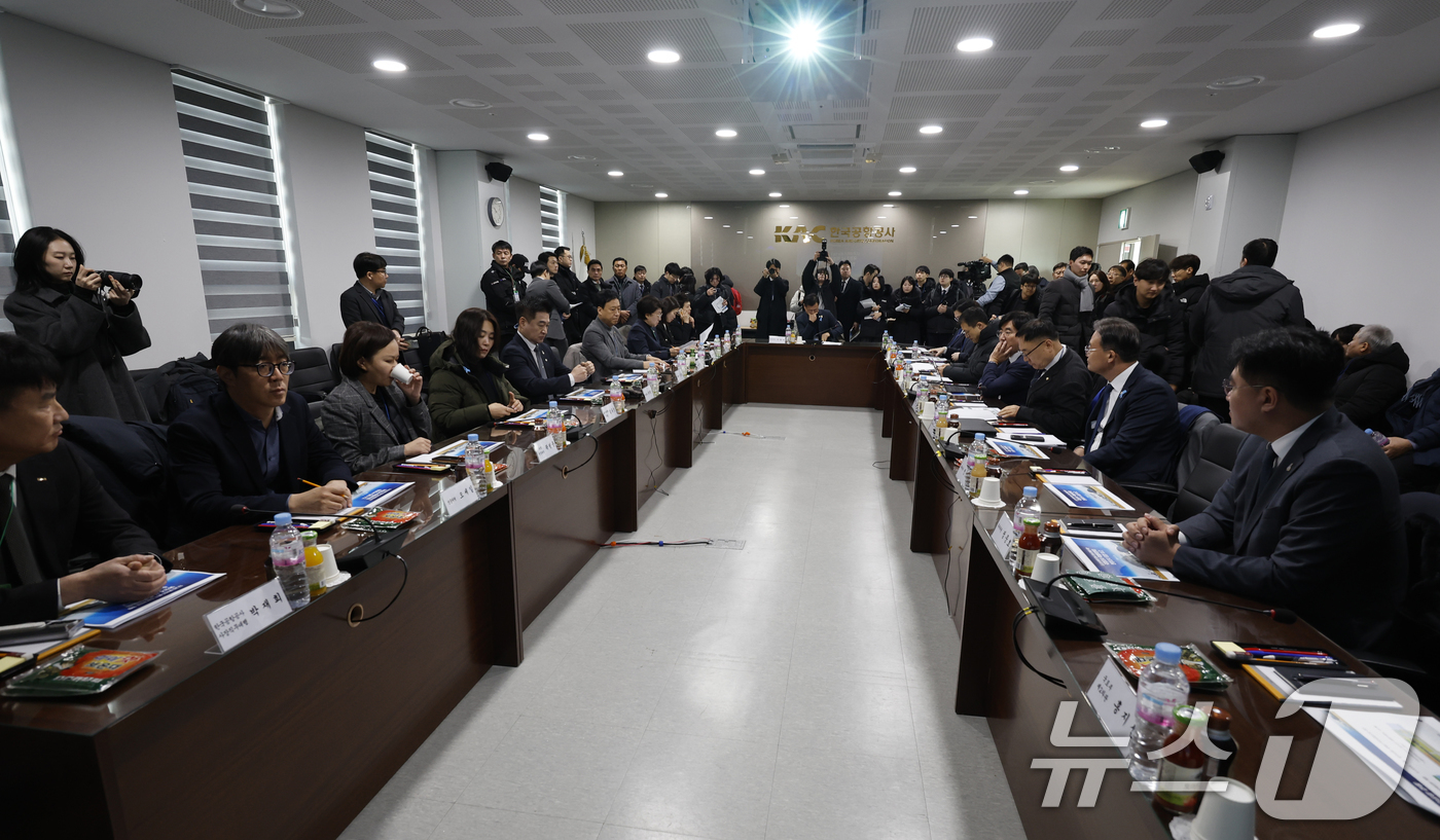 (무안=뉴스1) 김태성 기자 = 12·29 여객기 참사 진상규명을 위한 국정조사 특별위원회(위원장 이양수) 현장조사단이 20일 전남 무안공항 대회의실에서 현장조사 브리핑을 진행하고 …