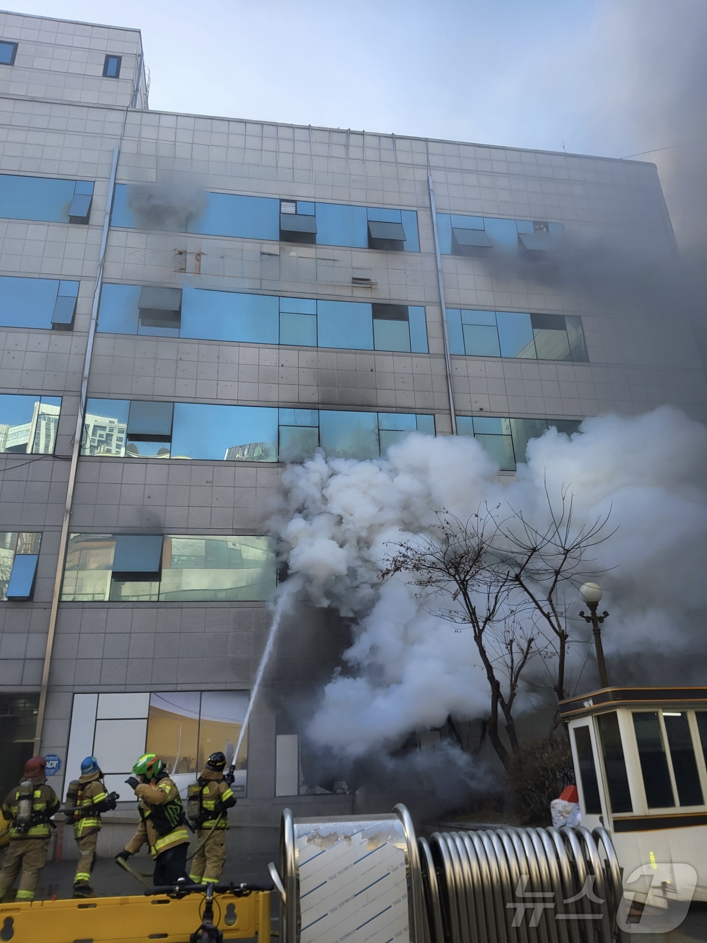 (부천=뉴스1) 김기현 기자 = 20일 오전 8시 57분 경기 부천시 원미구 중동 KB국민은행 신중동역종합금융센터에서 불이 나 소방 당국이 대응 1단계를 발령하고 진화 작업을 벌이 …