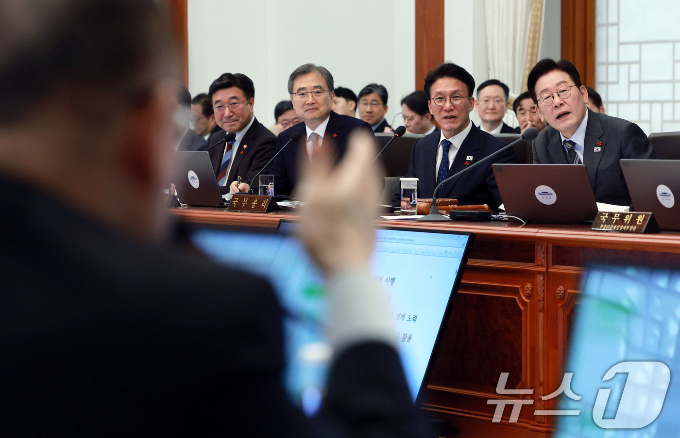 (서울=뉴스1) 허경 기자 = 이재명 대통령이 20일 청와대에서 열린 국무회의에서 위성락 국가안보실장의 발언을 듣고 있다. 2026.1.20/뉴스1