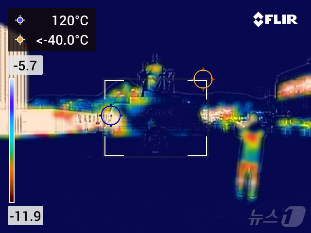 (서울=뉴스1) 김진환 기자 = 절기상 대한(大寒)인 20일 오전 서울 광화문광장이 한산한 모습을 보이고 있다. 열화상카메라는 온도가 높을수록 붉은색으로 나타나며 상대적으로 온도가 …