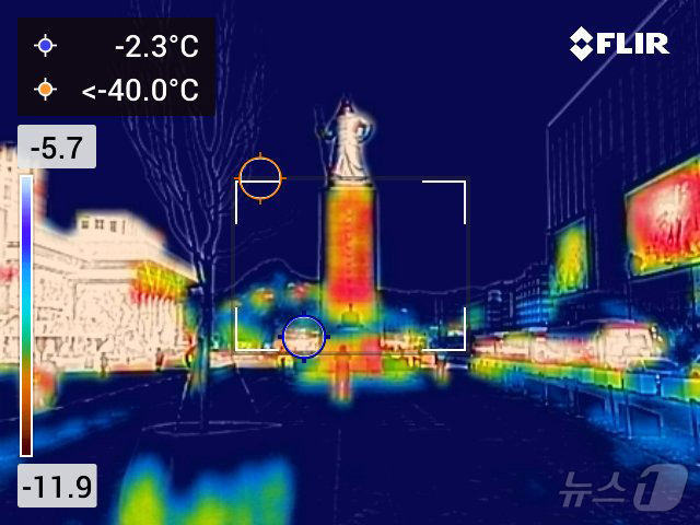 (서울=뉴스1) 김진환 기자 = 절기상 대한(大寒)인 20일 오전 서울 광화문광장이 한산한 모습을 보이고 있다. 열화상카메라는 온도가 높을수록 붉은색으로 나타나며 상대적으로 온도가 …