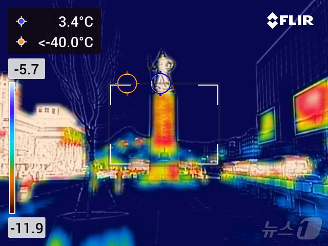 (서울=뉴스1) 김진환 기자 = 절기상 대한(大寒)인 20일 오전 서울 광화문광장이 한산한 모습을 보이고 있다. 열화상카메라는 온도가 높을수록 붉은색으로 나타나며 상대적으로 온도가 …