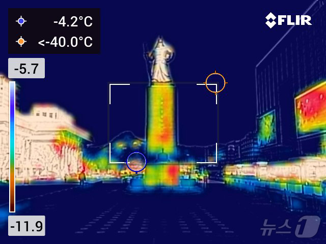 (서울=뉴스1) 김진환 기자 = 절기상 대한(大寒)인 20일 오전 서울 광화문광장이 한산한 모습을 보이고 있다. 열화상카메라는 온도가 높을수록 붉은색으로 나타나며 상대적으로 온도가 …