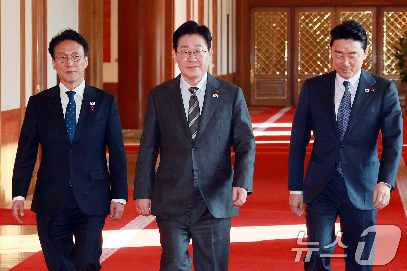 (서울=뉴스1) 허경 기자 = 이재명 대통령이 20일 청와대에서 열린 국무회의에 입장하고 있다.왼쪽부터 김민석 국무총리, 이 대통령, 강훈식 비서실장. 2026.1.20/뉴스1