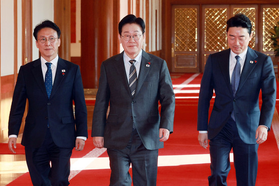 국무회의 입장하는 이재명 대통령