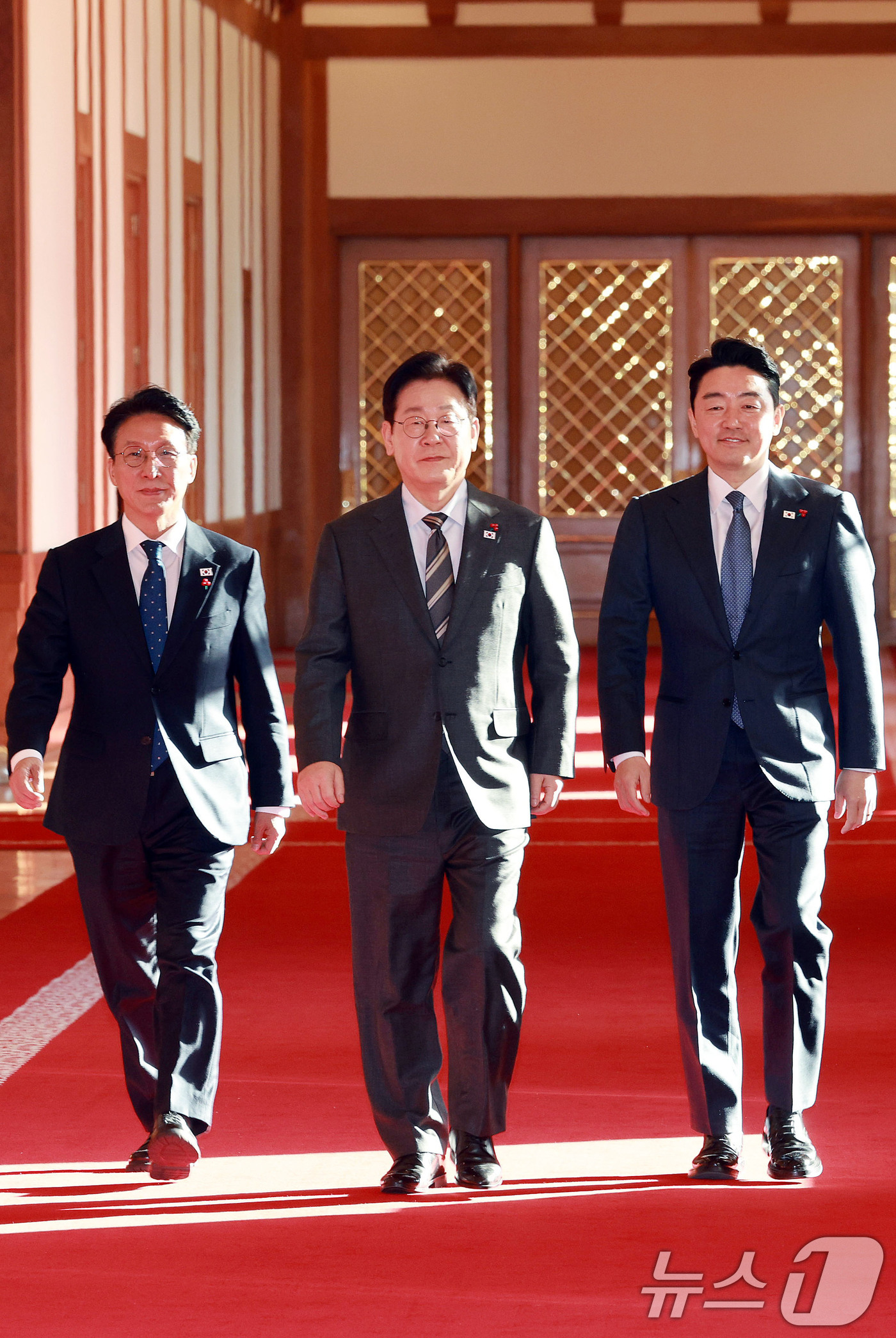 (서울=뉴스1) 허경 기자 = 이재명 대통령이 20일 청와대에서 열린 국무회의에 입장하고 있다.왼쪽부터 김민석 국무총리, 이 대통령, 강훈식 비서실장. 2026.1.20/뉴스1