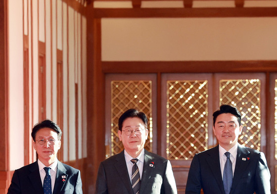 국무회의 입장하는 이재명 대통령