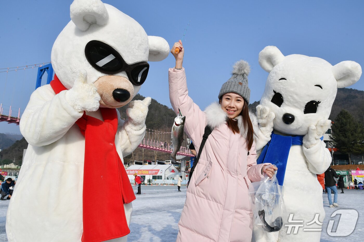 본문 이미지 - 지난 17일 축제장을 찾은 동남아시아 관광객들이 산천어축제 프로그램을 즐기고 있다.(화천군 제공, 재판매 및 DB금지)
