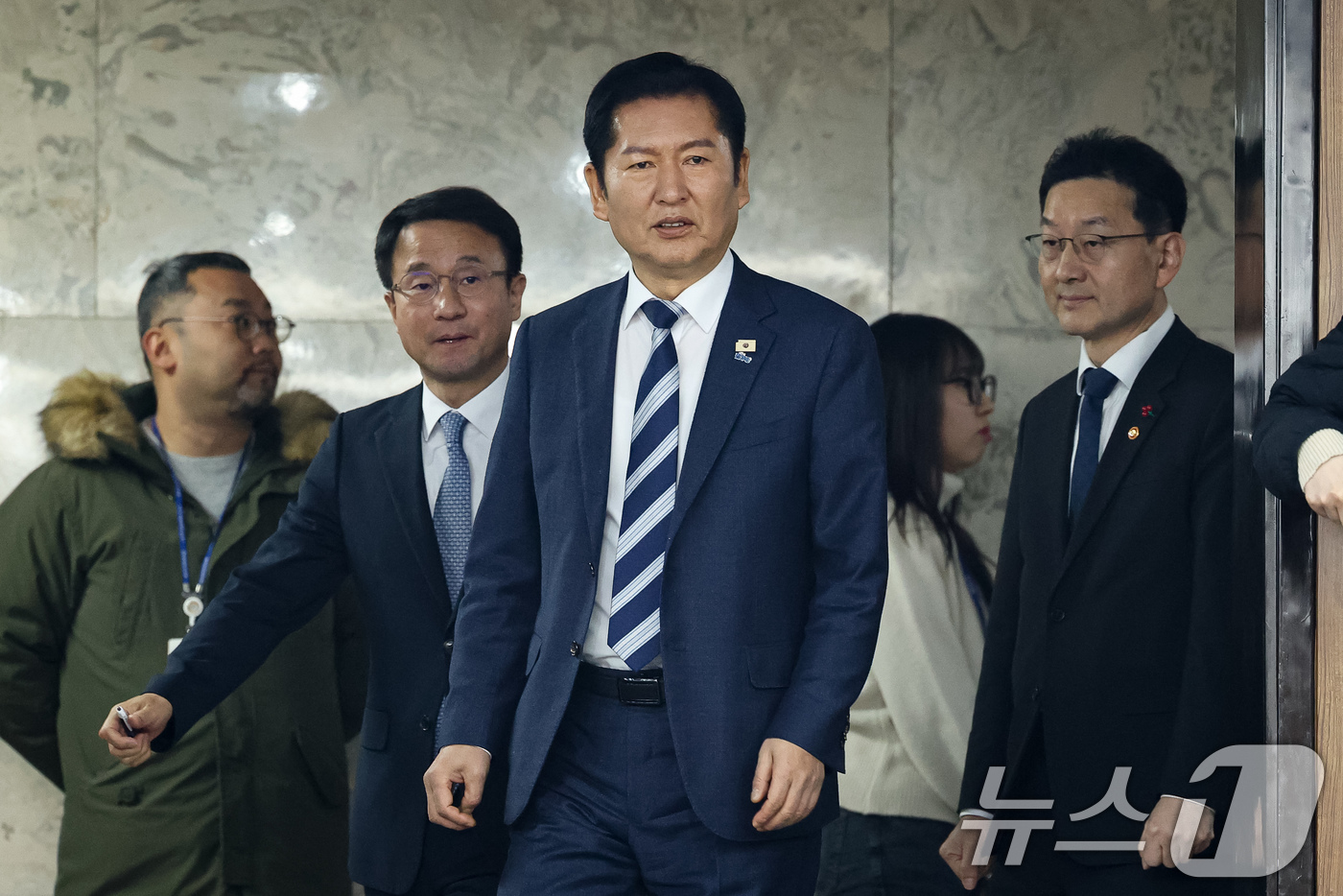 (서울=뉴스1) 유승관 기자 = 정청래 더불어민주당 대표와 한병도 원내대표를 비롯한 지도부가 20일 서울 여의도 국회에서 열린 공소청법·중대수사청법 공청회(정책의원총회)에 참석하고 …