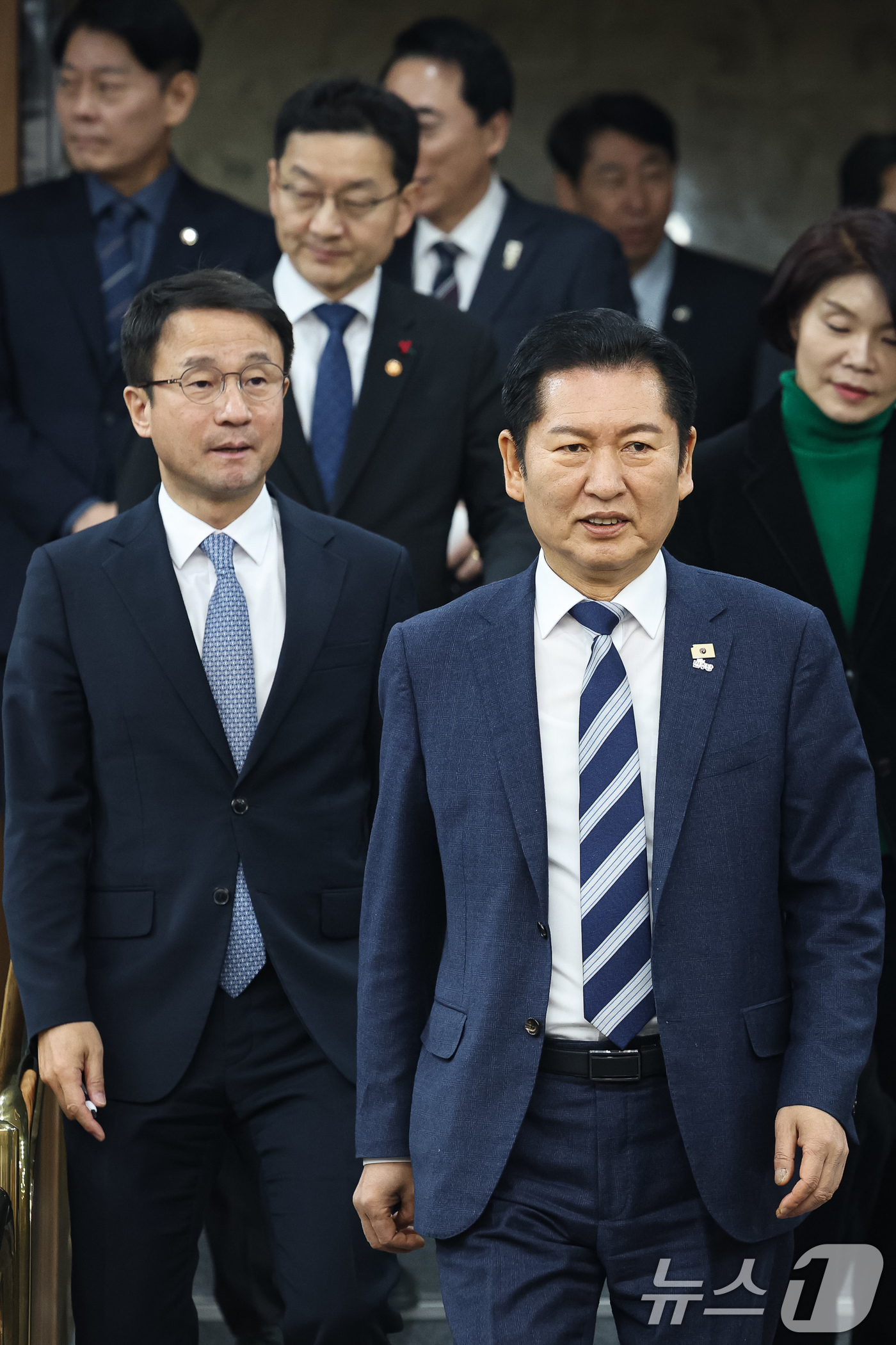 (서울=뉴스1) 유승관 기자 = 정청래 더불어민주당 대표와 한병도 원내대표를 비롯한 지도부가 20일 서울 여의도 국회에서 열린 공소청법·중대수사청법 공청회(정책의원총회)에 참석하고 …