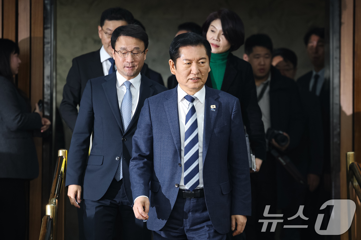 (서울=뉴스1) 유승관 기자 = 정청래 더불어민주당 대표와 한병도 원내대표를 비롯한 지도부가 20일 서울 여의도 국회에서 열린 공소청법·중대수사청법 공청회(정책의원총회)에 참석하고 …