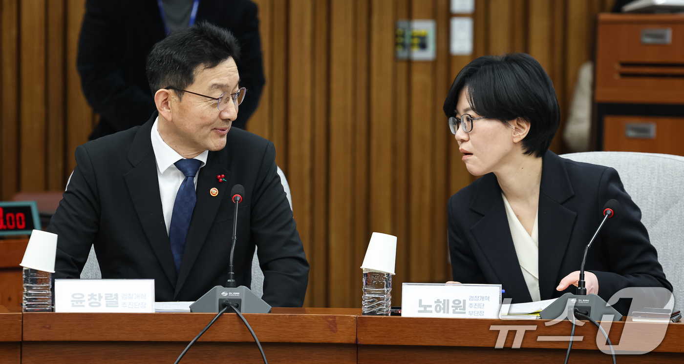 (서울=뉴스1) 유승관 기자 = 윤창렬 국무조정실장(검찰개혁 추진단장)과 노혜원 부단장이 20일 서울 여의도 국회에서 열린 더불어민주당 공소청법·중대수사청법 공청회(정책의원총회)에 …