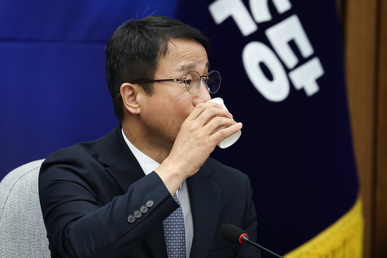 물 마시는 한병도 민주당 원내대표