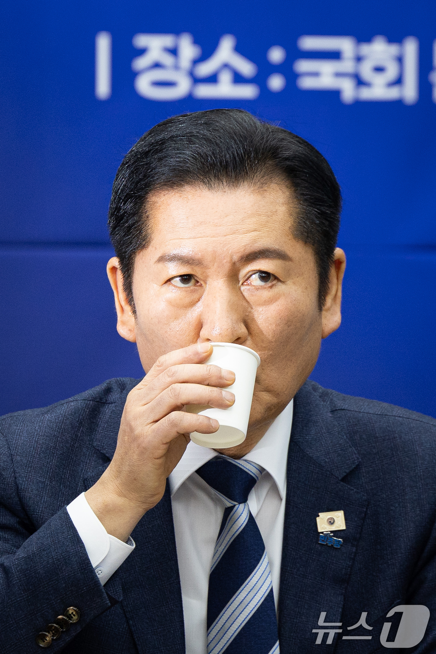 (서울=뉴스1) 유승관 기자 = 정청래 더불어민주당 대표가 20일 서울 여의도 국회에서 열린 공소청법·중대수사청법 공청회(정책의원총회)에서 물을 마시고 있다. 2026.1.20/뉴 …