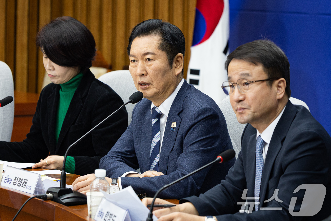 (서울=뉴스1) 유승관 기자 = 정청래 더불어민주당 대표가 20일 서울 여의도 국회에서 열린 공소청법·중대수사청법 공청회(정책의원총회)에서 모두 발언을 하고 있다. 2026.1.2 …