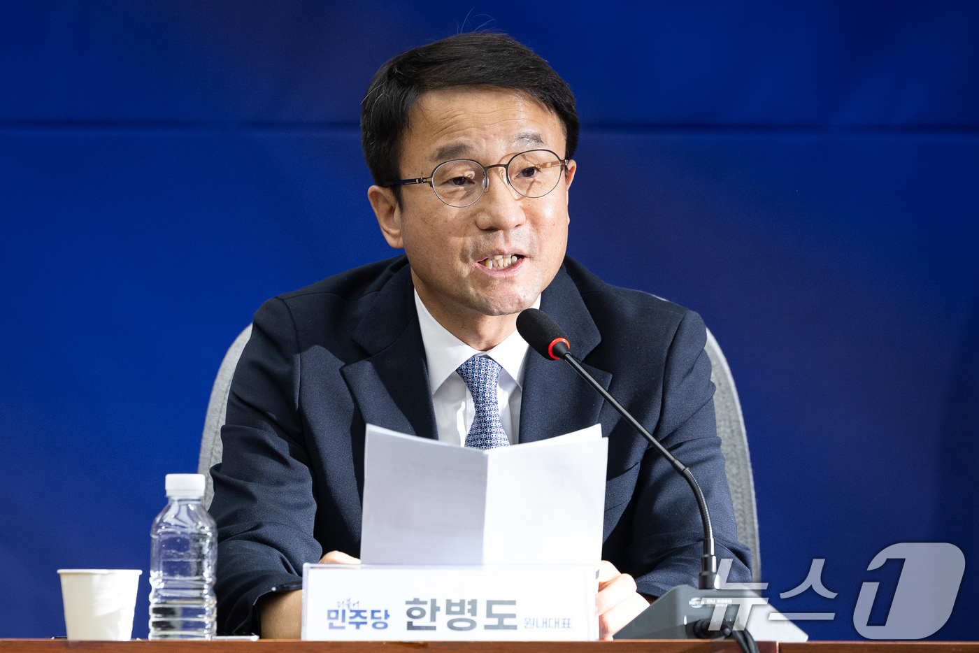 (서울=뉴스1) 유승관 기자 = 한병도 더불어민주당 원내대표가 20일 서울 여의도 국회에서 열린 공소청법·중대수사청법 공청회(정책의원총회)에서 모두 발언을 하고 있다. 2026.1 …