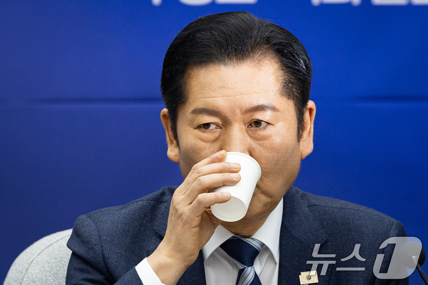 (서울=뉴스1) 유승관 기자 = 정청래 더불어민주당 대표가 20일 서울 여의도 국회에서 열린 공소청법·중대수사청법 공청회(정책의원총회)에서 물을 마시고 있다. 2026.1.20/뉴 …