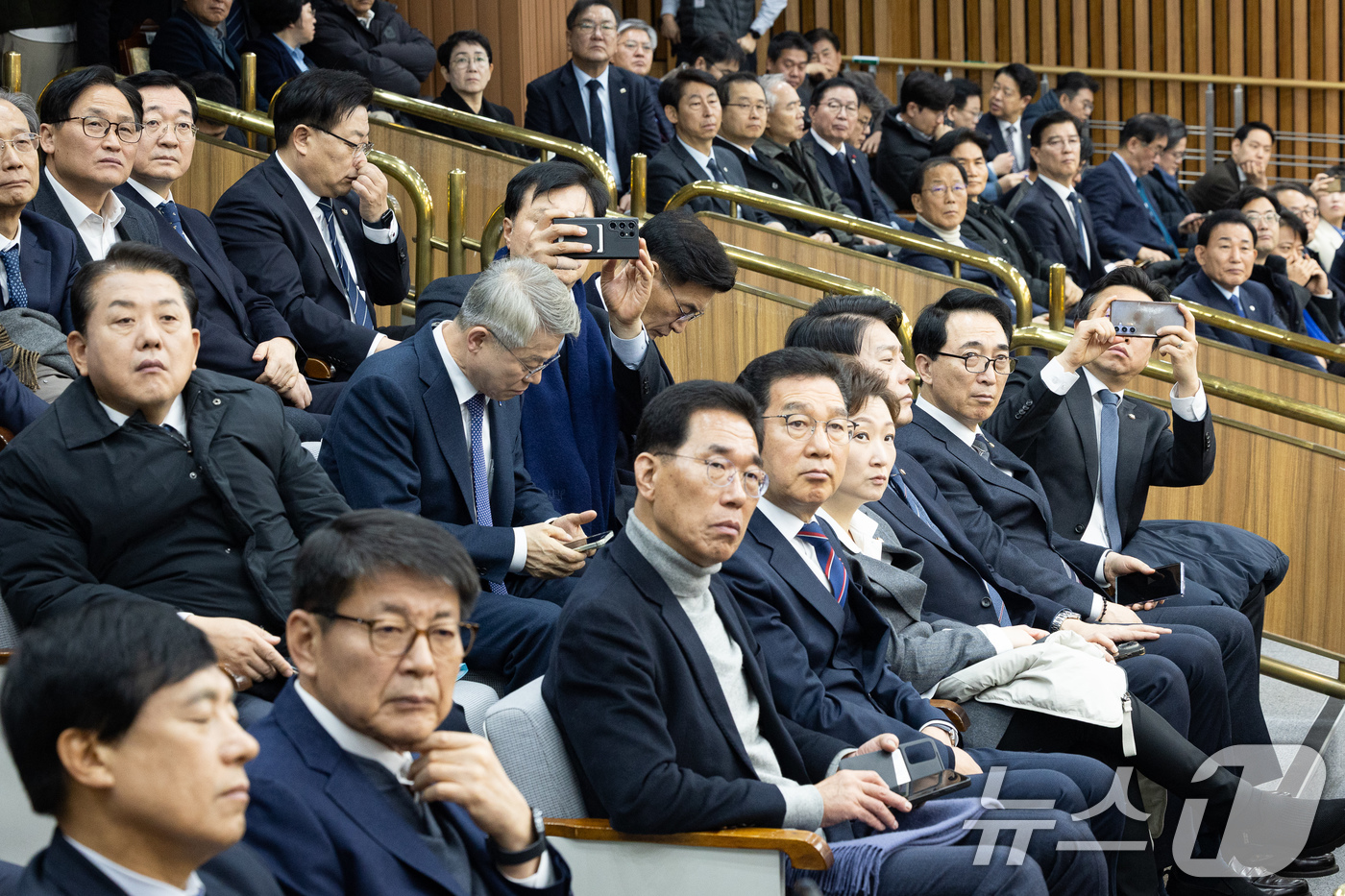 (서울=뉴스1) 유승관 기자 = 더불어민주당 의원들이 20일 서울 여의도 국회에서 열린 공소청법·중대수사청법 공청회(정책의원총회)에서 윤창렬 국무조정실장(검찰개혁 추진단장)의 정부 …