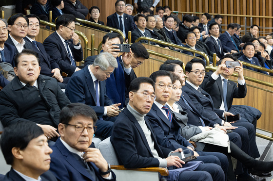 공소청법·중수청법 정부안 지켜보는 민주당 의원들