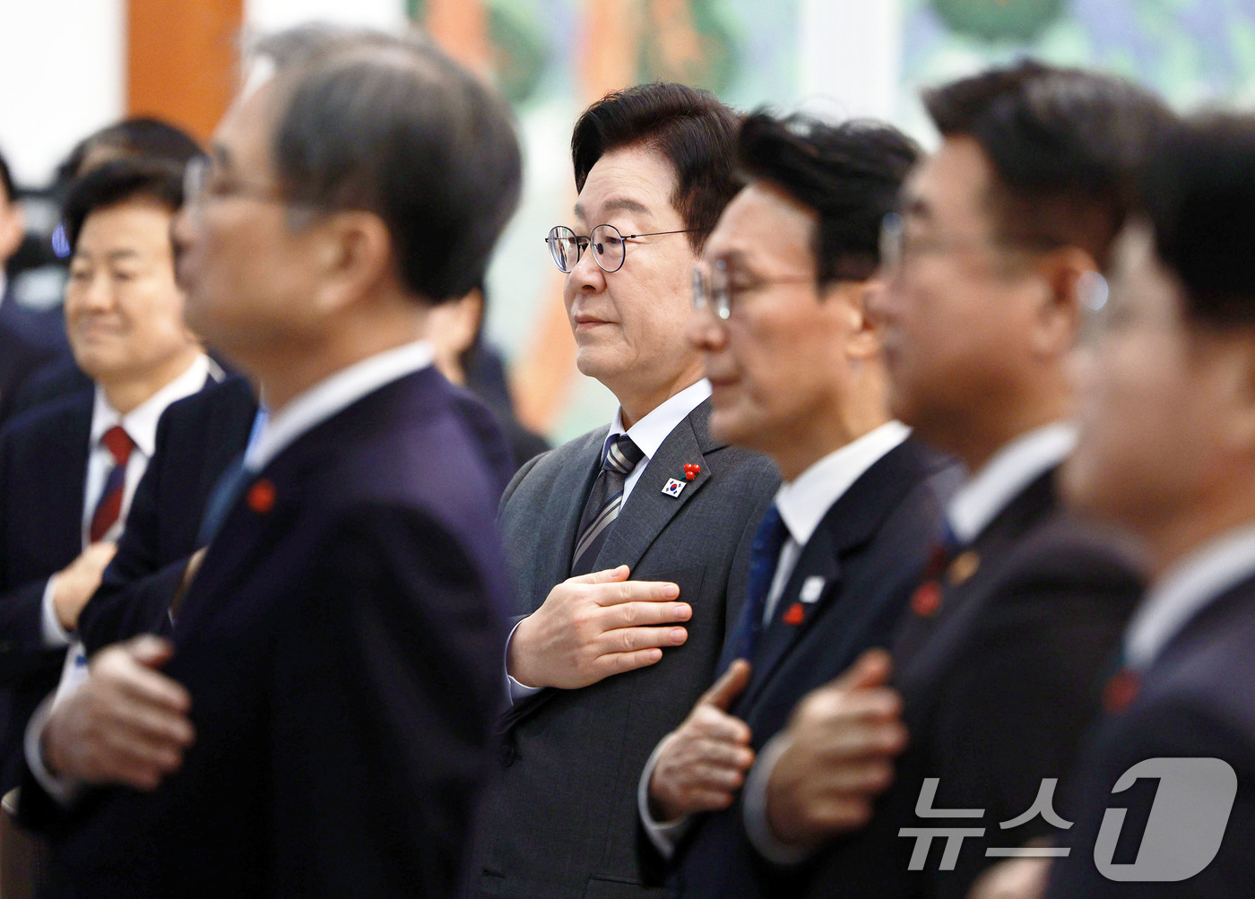 (서울=뉴스1) 허경 기자 = 이재명 대통령이 20일 청와대에서 열린 국무회의에서 국민의례를 하고 있다.  2026.1.20/뉴스1