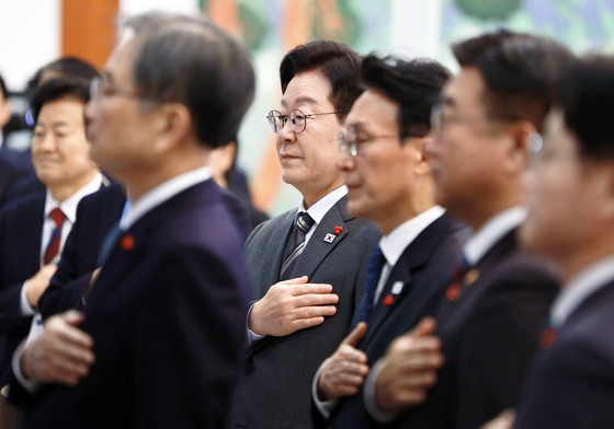 국민의례 하는 이재명 대통령