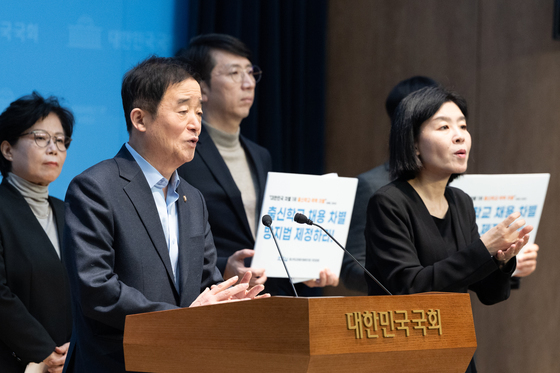 채용시 학력차별 금지 법안 기자회견하는 강득구 의원