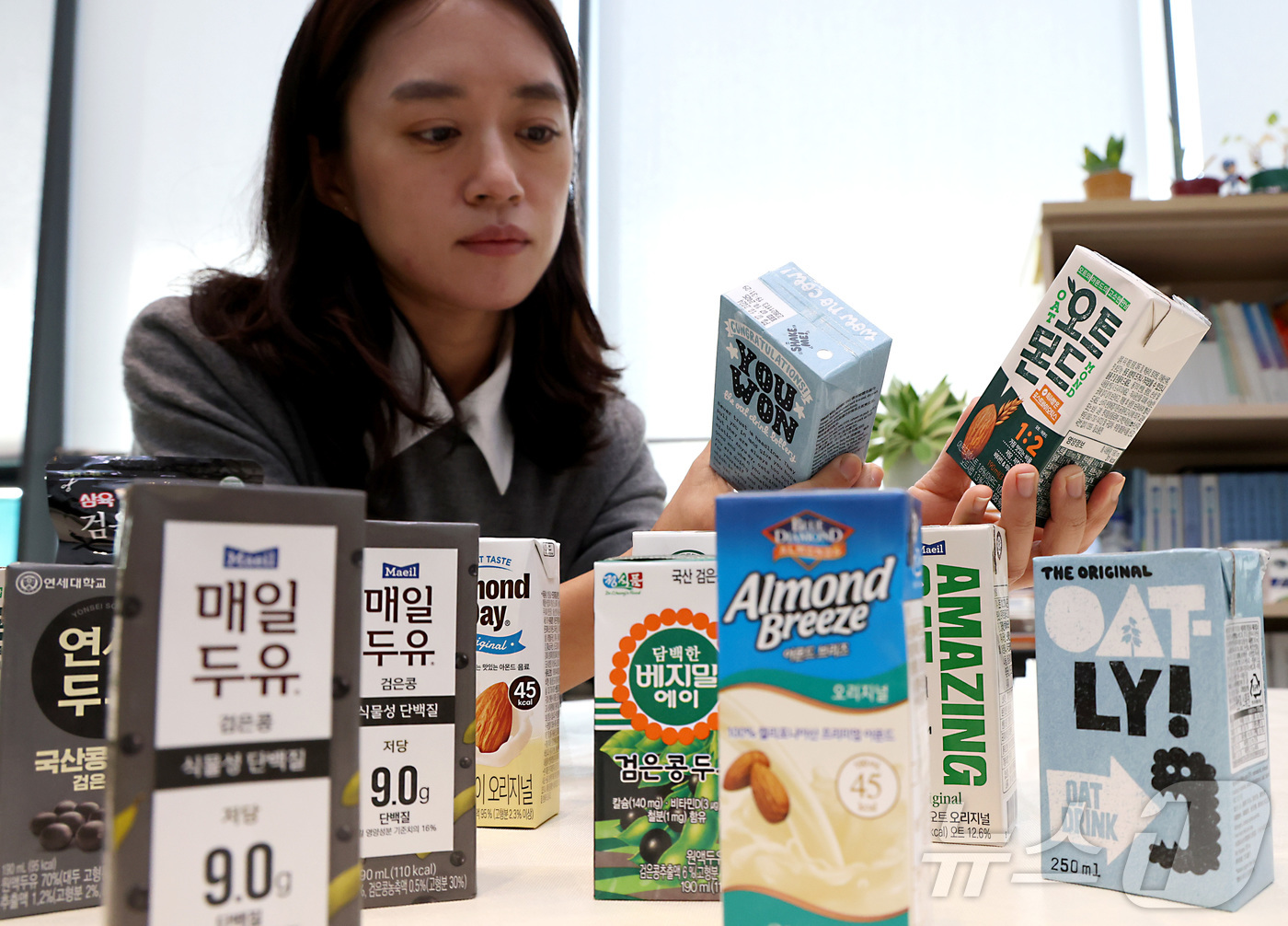 (세종=뉴스1) 김기남 기자 = 한국소비자원 관계자가 20일 세종시 정부세종청사 공정거래위원회에서 식물성 음료 11개 제품의 영양성분, 비타민, 무기질 등의 함량과 미생물, 중금속 …