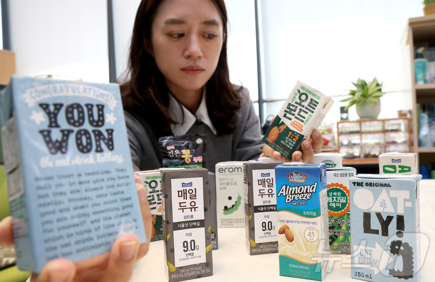 (세종=뉴스1) 김기남 기자 = 한국소비자원 관계자가 20일 세종시 정부세종청사 공정거래위원회에서 식물성 음료 11개 제품의 영양성분, 비타민, 무기질 등의 함량과 미생물, 중금속 …