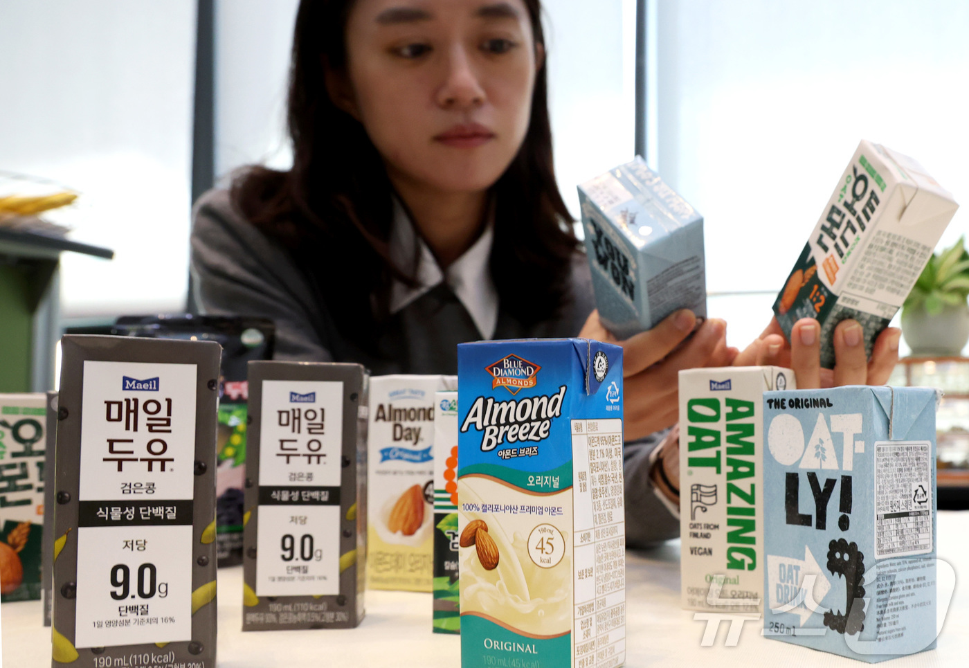 (세종=뉴스1) 김기남 기자 = 한국 소비자원 관계자가 20일 세종시 정부세종청사 공정거래위원회에서 식물성 음료 11개 제품의 영양성분, 비타민, 무기질 등의 함량과 미생물, 중금 …