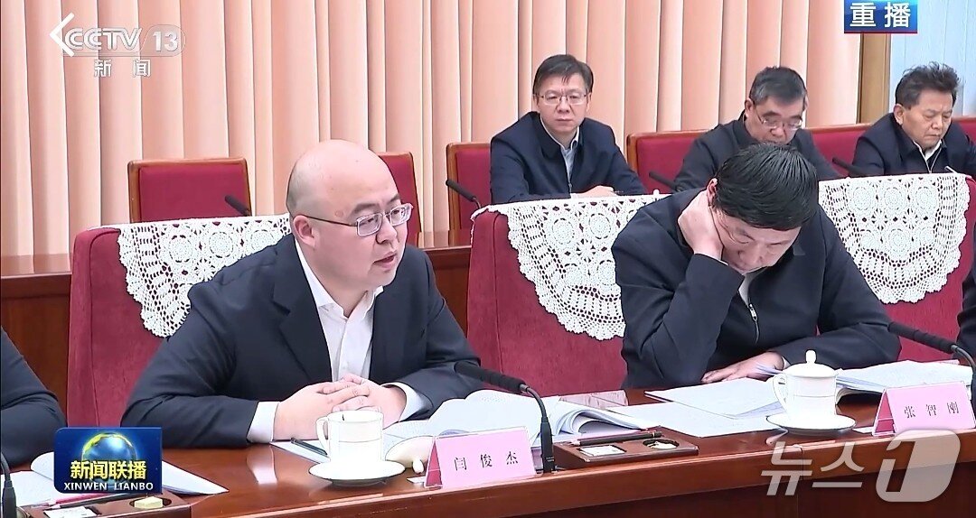 본문 이미지 - 옌쥔제 미니맥스 창업자 겸 최고경영자(CEO)가 19일 리창 국무원 총리 주재 전문가 및 기업인 좌담회에서 발언하고 있다. (CCTV 갈무리)