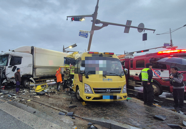 신호 위반해 통학버스 충돌 12명 다치게한 화물차 운전자 구속