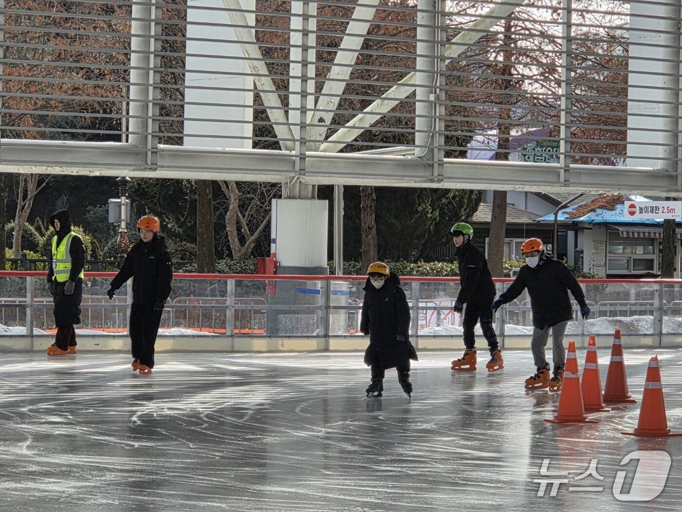 본문 이미지 - '대한 한파'가 몰아친 20일 오전 대전 엑스포시민광장 야외스케이트장 개장에 맞춰 시민들이 모여들었다. ⓒ 뉴스1 김종서 기자