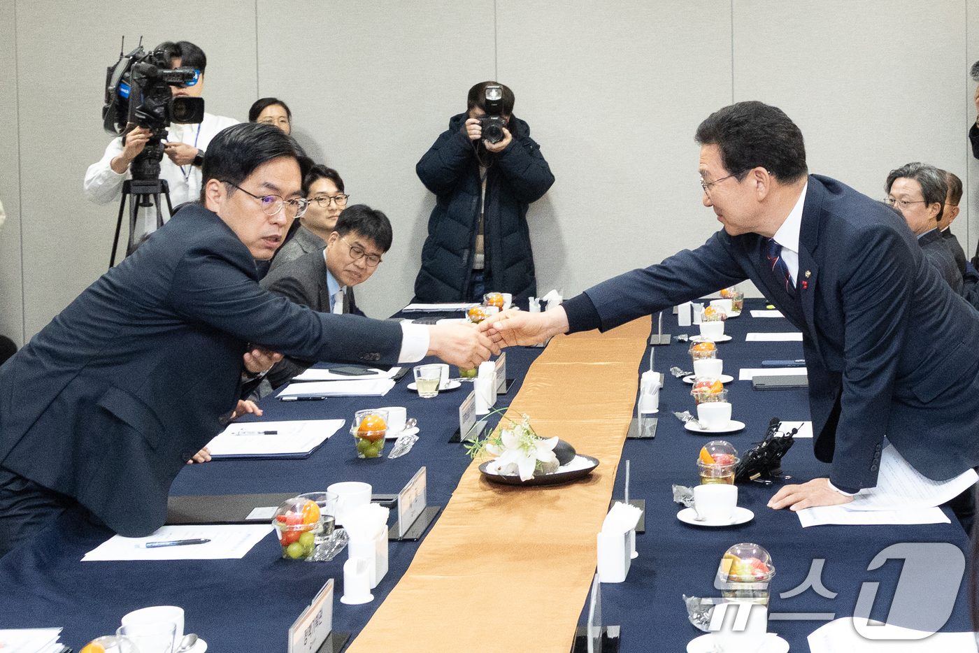 (서울=뉴스1) 이승배 기자 = 신정훈 국회 행정안전위원장이 20일 서울 여의도 국회에서 열린 행정통합 관련 행정안전부 보고에서 김민재 차관과 인사하고 있다. 2026.1.20/뉴 …