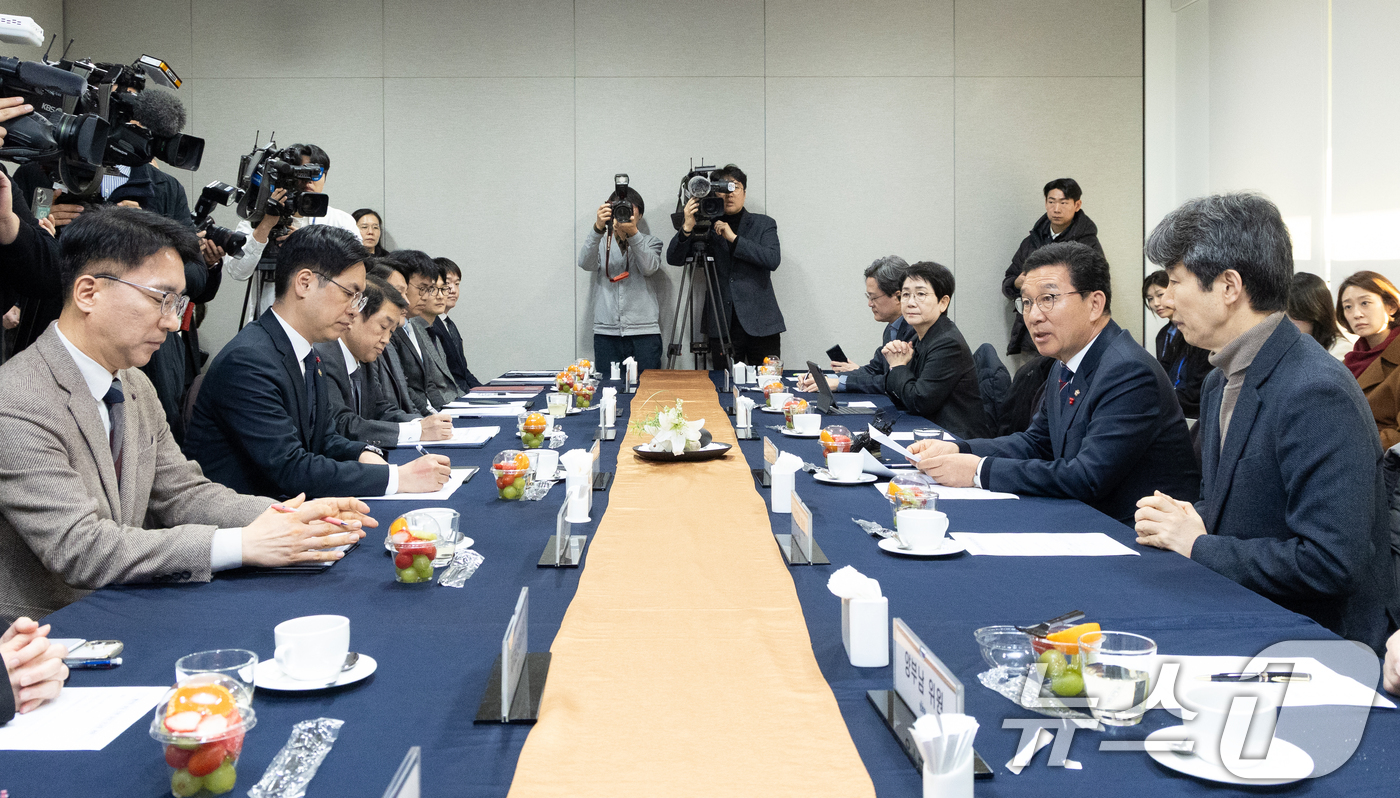 (서울=뉴스1) 이승배 기자 = 신정훈 국회 행정안전위원장이 20일 서울 여의도 국회에서 열린 행정통합 관련 행정안전부 보고에서 인사말하고 있다. 2026.1.20/뉴스1