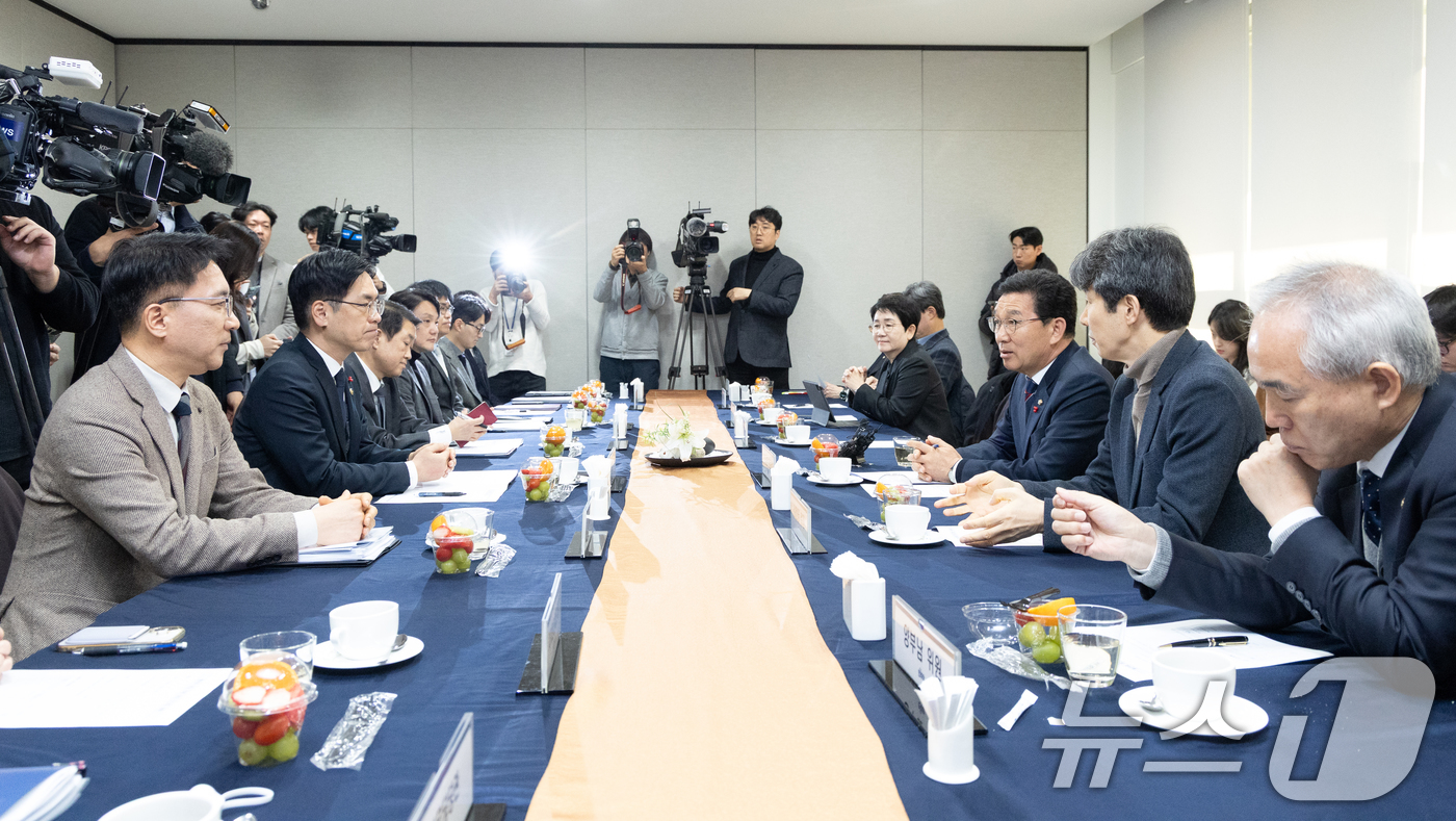 (서울=뉴스1) 이승배 기자 = 신정훈 국회 행정안전위원장이 20일 서울 여의도 국회에서 열린 행정통합 관련 행정안전부 보고에서 인사말하고 있다. 2026.1.20/뉴스1